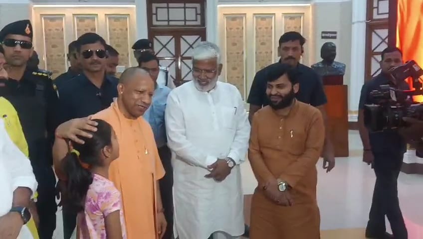 विधान भवन परिसर में सीएम योगी से मिली बच्ची श्रद्धा ठाकुर